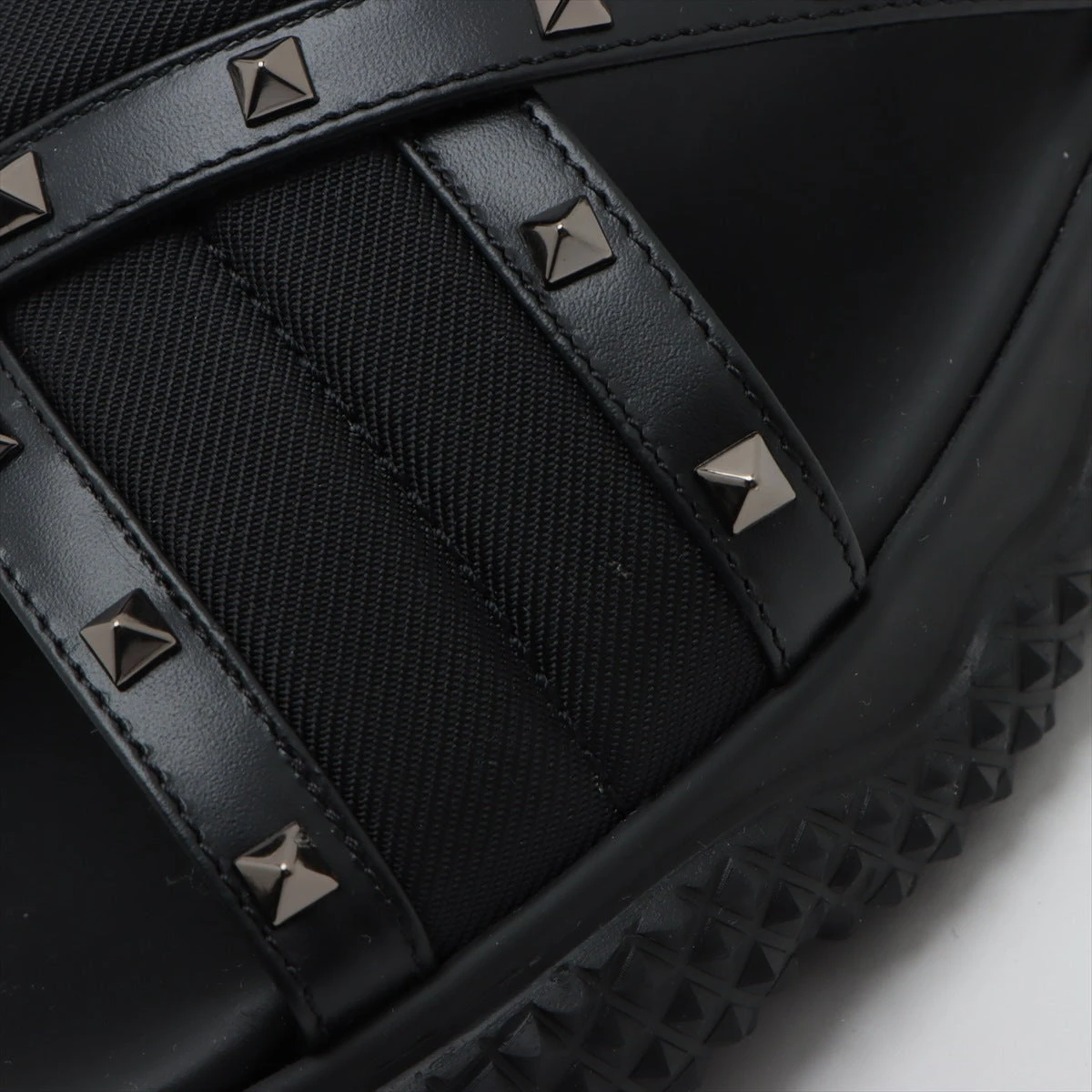 ヴァレンティノガラヴァーニ ロックスタッズ レザー