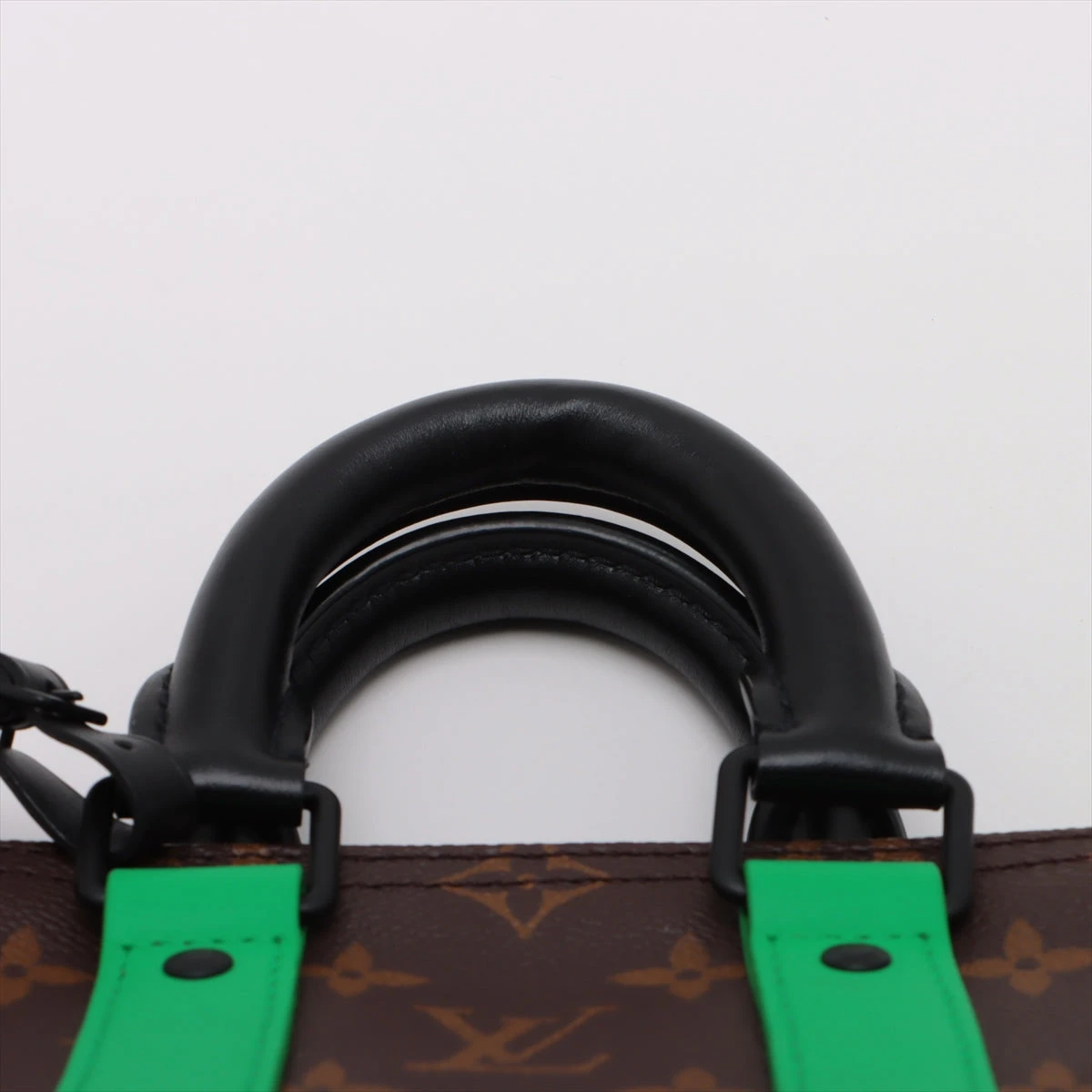 ヴィトン モノグラム マカサー キーポル バンドリエール25