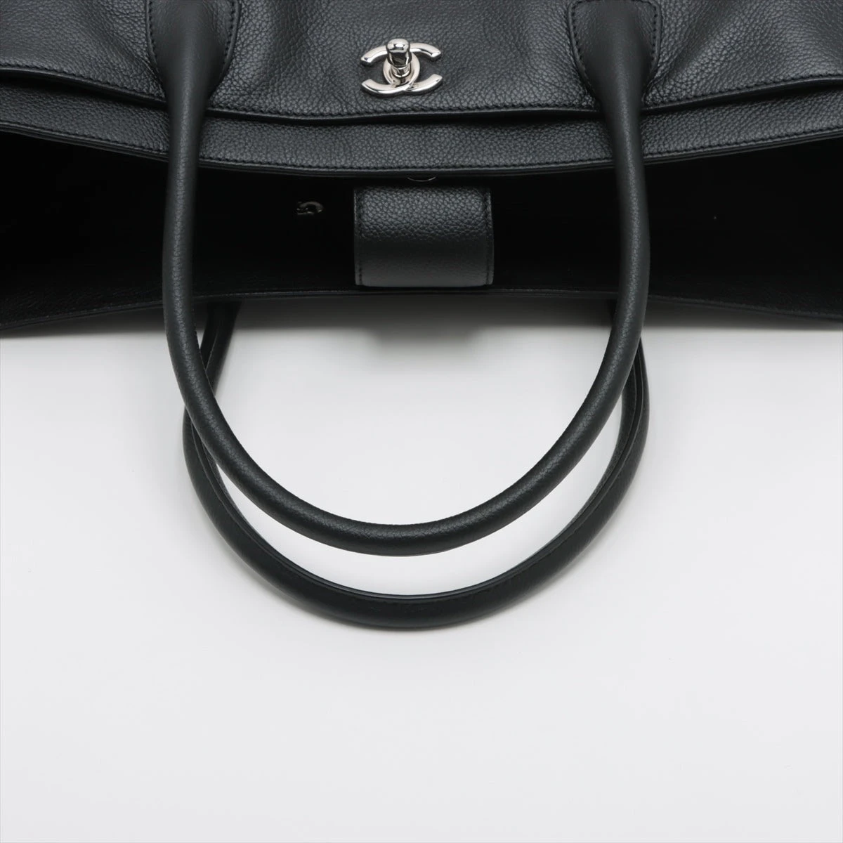 シャネル エグゼクティブ レザー トートバッグ ブラック シルバー金具