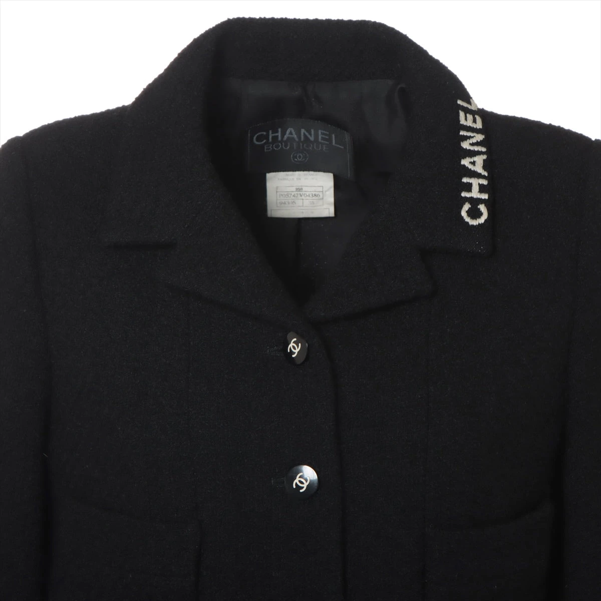 CHANELジャケットサイズ38,襟元だけボタンあり。