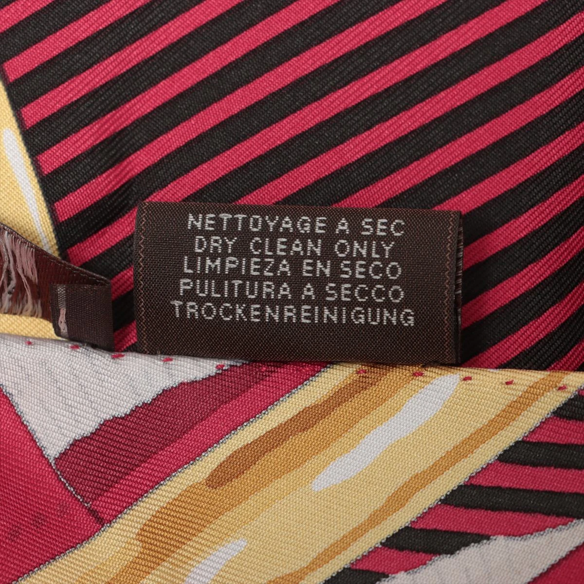 【希少品】エルメス ポケットチーフ ハート型 シルク 専用ケース入 希少品】エルメス ポケットチーフ ハート型 シルク 専用ケース入 希少