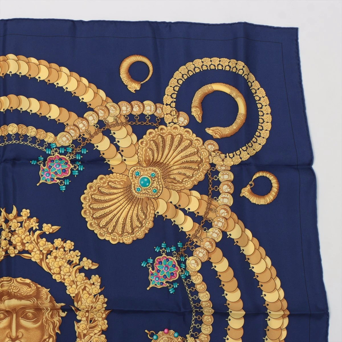 HERMES エルメス　カレ90 140宇宙Geometrie KOSMIMA HERMES 中古 エルメス スカーフ 90 カレ KOSMIMA 宇宙 緑