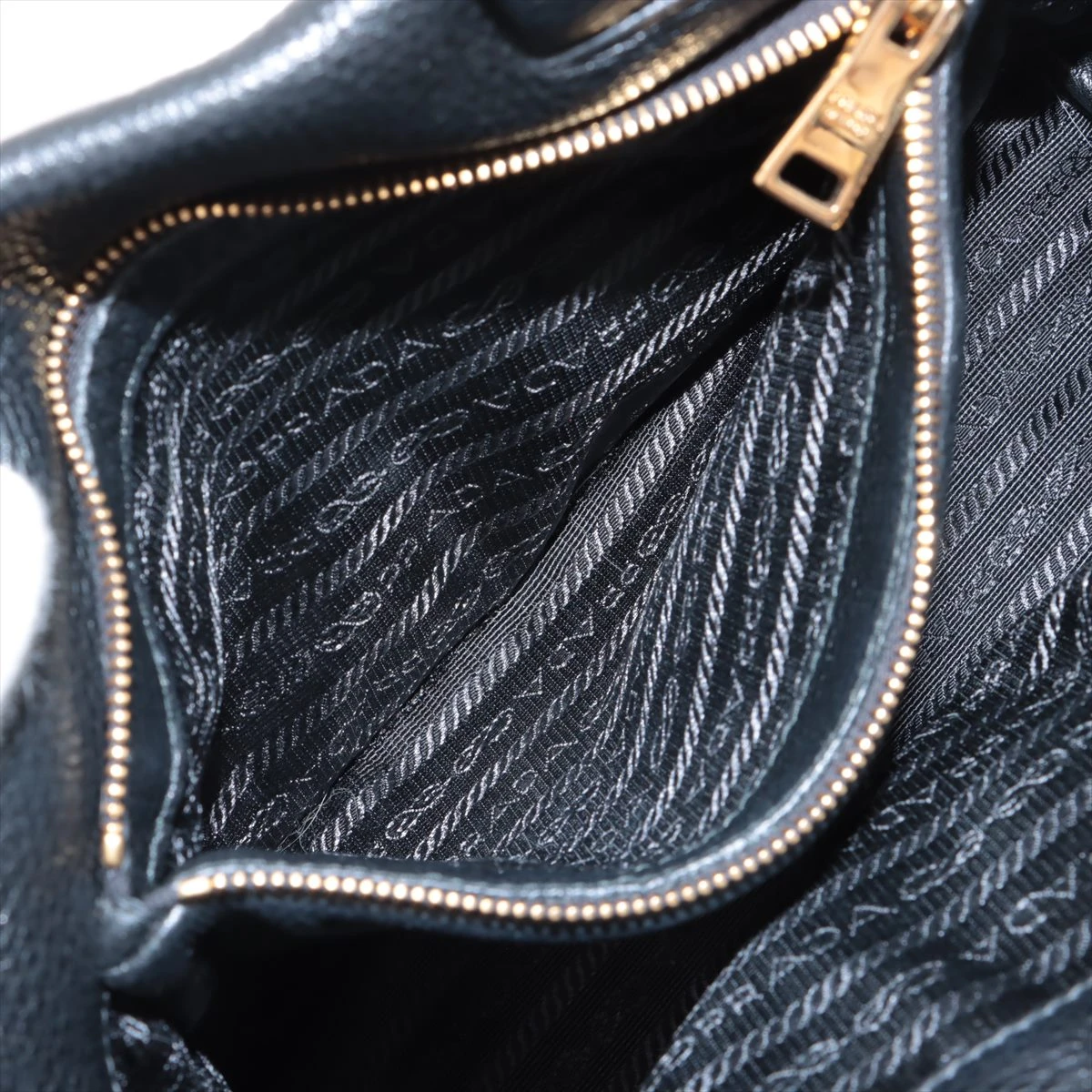 プラダ ヴィッテロダイノ ソフト レザー ハンドバッグ ブラック 1BG390