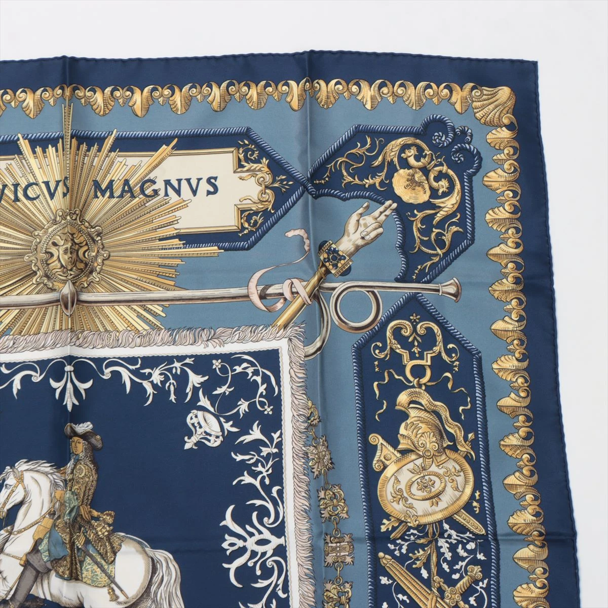 Hermès エルメスカレ90 白い馬に跨ったルイ14世 ピンクシルク100% エルメス カレ90 LVDOVICVS MAGNVS 白い馬に跨ったルイ14世