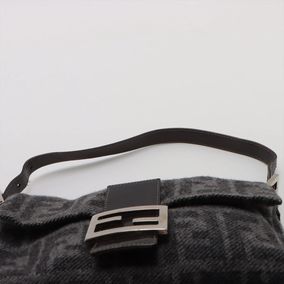 FENDI マンマバッグ　カシミヤ100% グレー ショルダーバッグ フェンディ ズッカ マンマバケット カシミヤ ワンショルダー