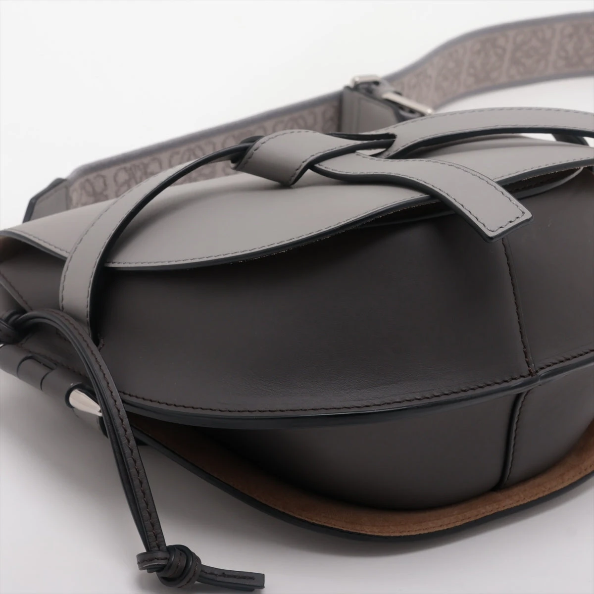 【美品】LOEWE グレー レザー ショルダーバッグ LOEWE】ショルダーバッグ レザー グレー - メルカリ