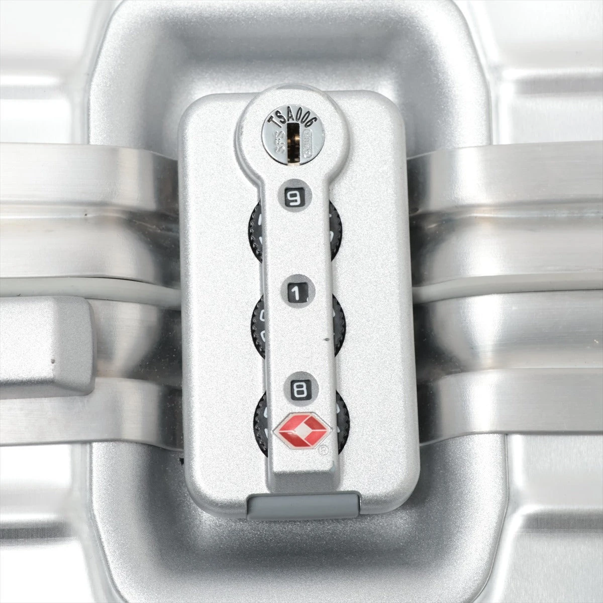 リモワ トパーズ アルミニウム キャリーケース シルバー 暗証番号918