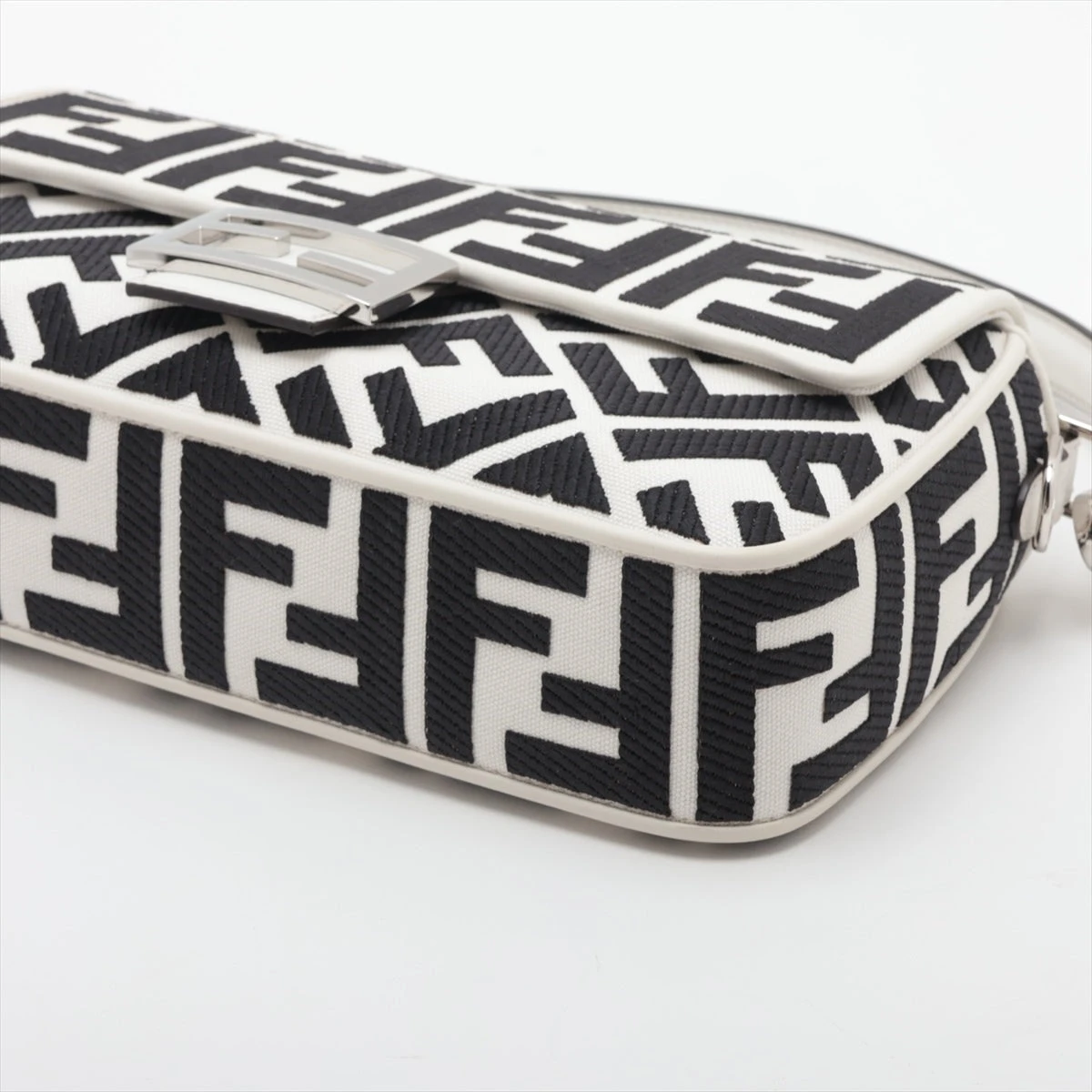 フェンディ　ズッカ　マンマバケット　キャンバス　ショルダーバッグ　ホワイト フェンディ ズッカ マンマバケット キャンバス×レザー 2WAY