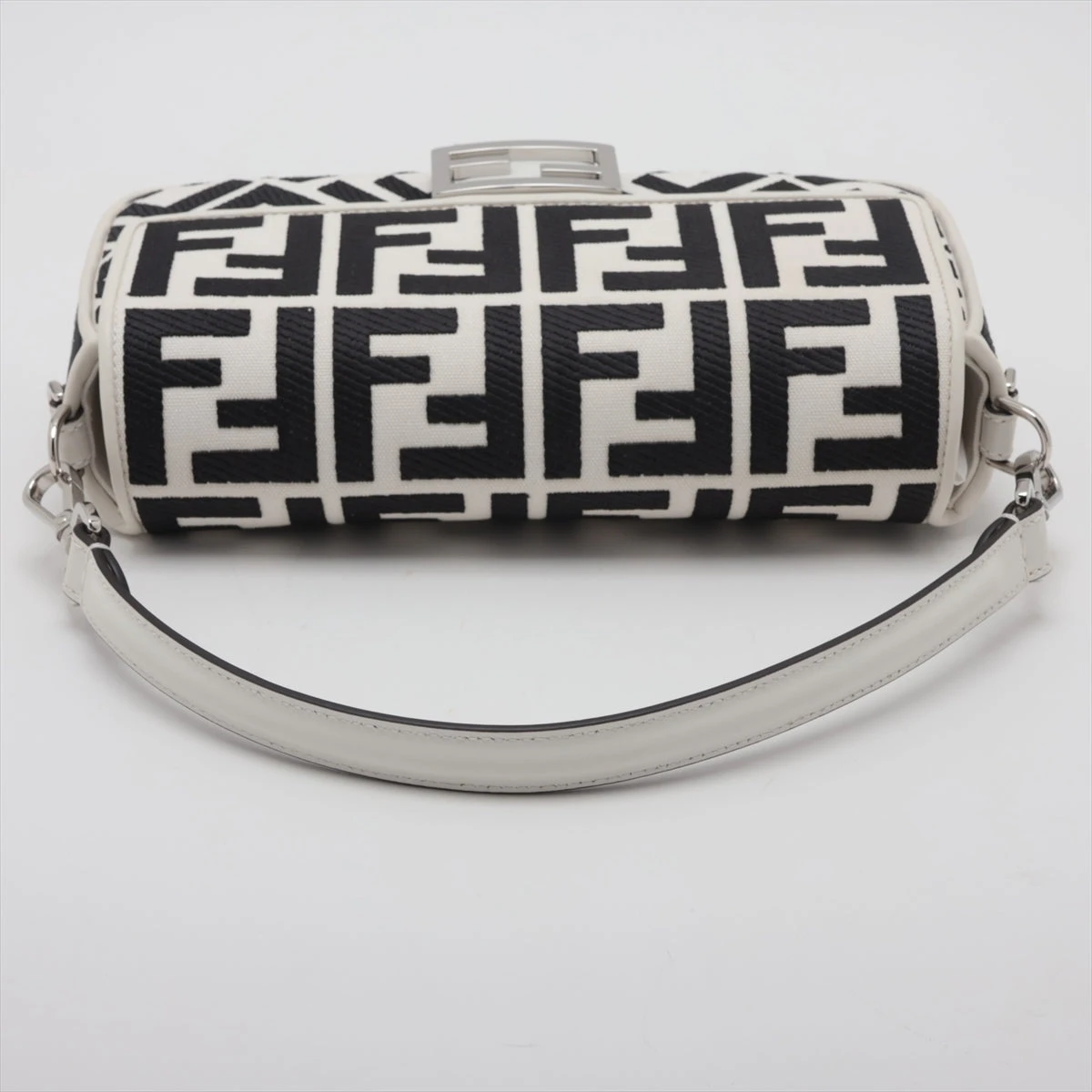 FENDI マンマバケット レザー ショルダーバッグ ホワイト 9585 Mamma Baguette スモール レザー ホワイト | Fendi