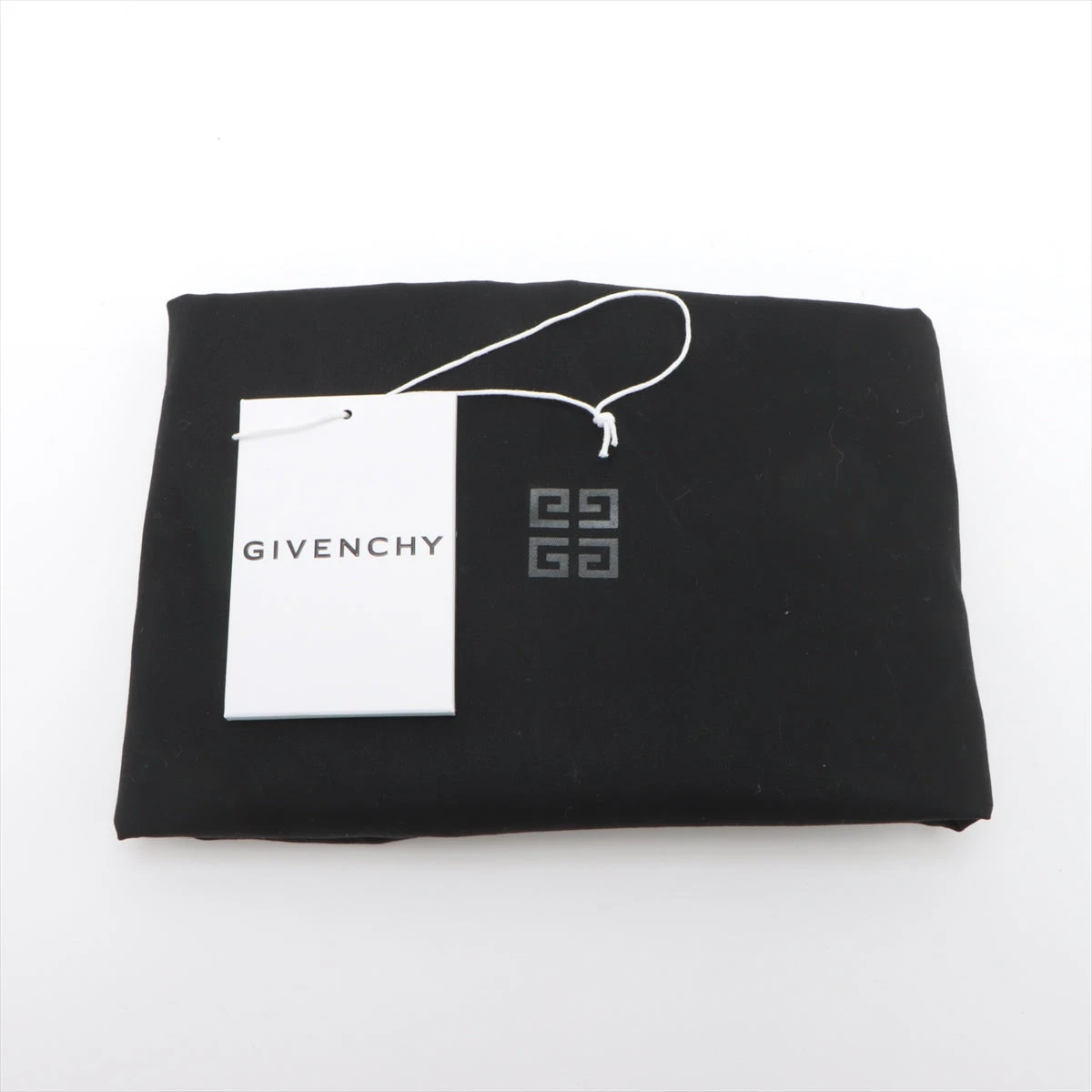 GIVENCHY★ミディアム ブアーユーチェーン ショルダーバッグ ジバンシィ」がエッジィな新作バッグ“ヴォワイユー チェーン”を