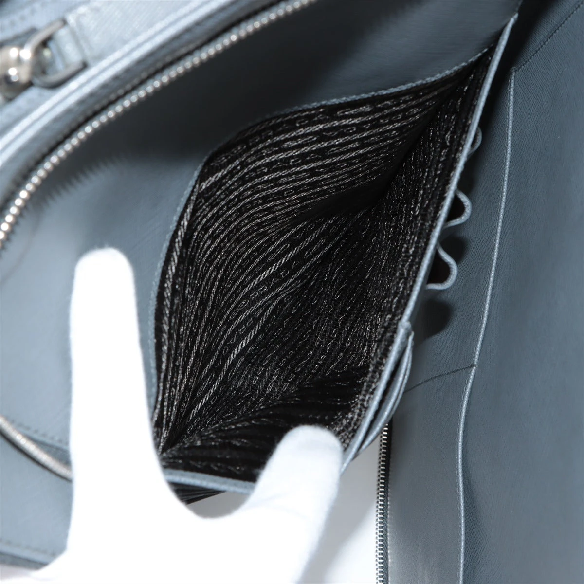 美品 プラダ ビジネスバッグ サフィアーノレザー 三角タグ A4 ハンド 灰色 Prada プラダ サフィアーノレザー ビジネスバッグ | ブラック