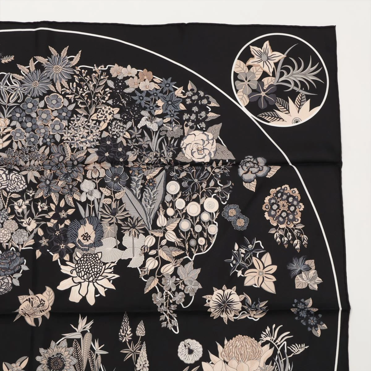 【未使用】エルメス シルクスカーフ ノワール/ブラン/グリ 90cm エルメス カレ90 PLANIFLEURS プラニフルール スカーフ シルク