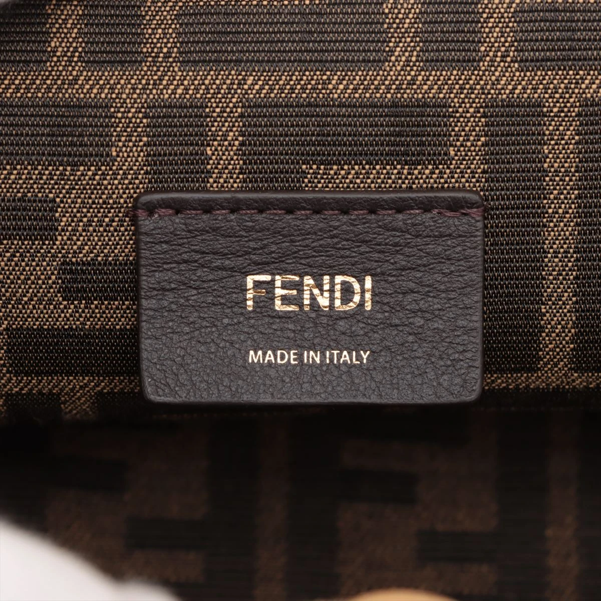 フェンディ ファースト レザー ショルダーバッグ フェンディの新作バッグ「フェンディ ファースト」、セレブの間