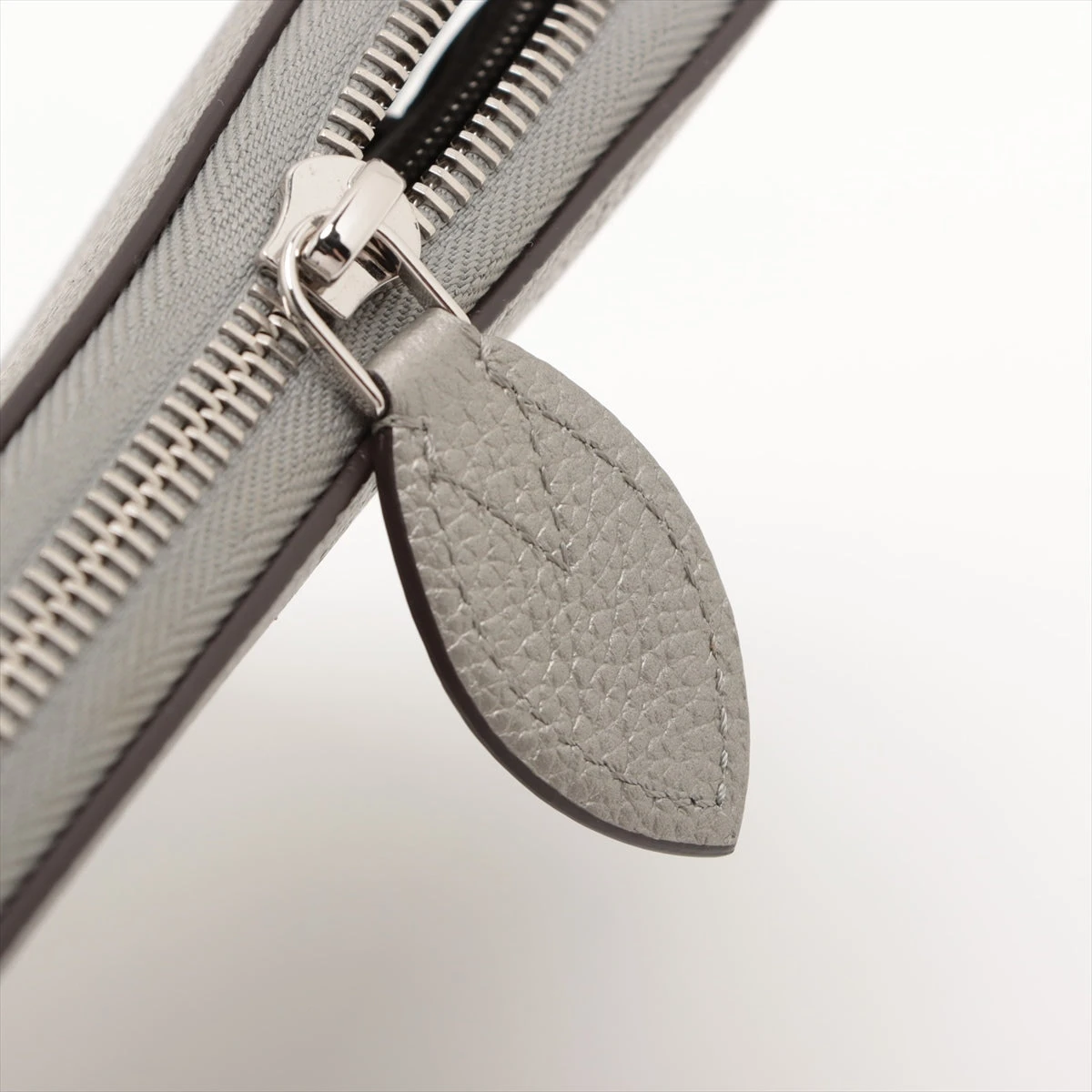 LOUIS VUITTON ルイ・ヴィトン メタリックグレー マヒナ M81642