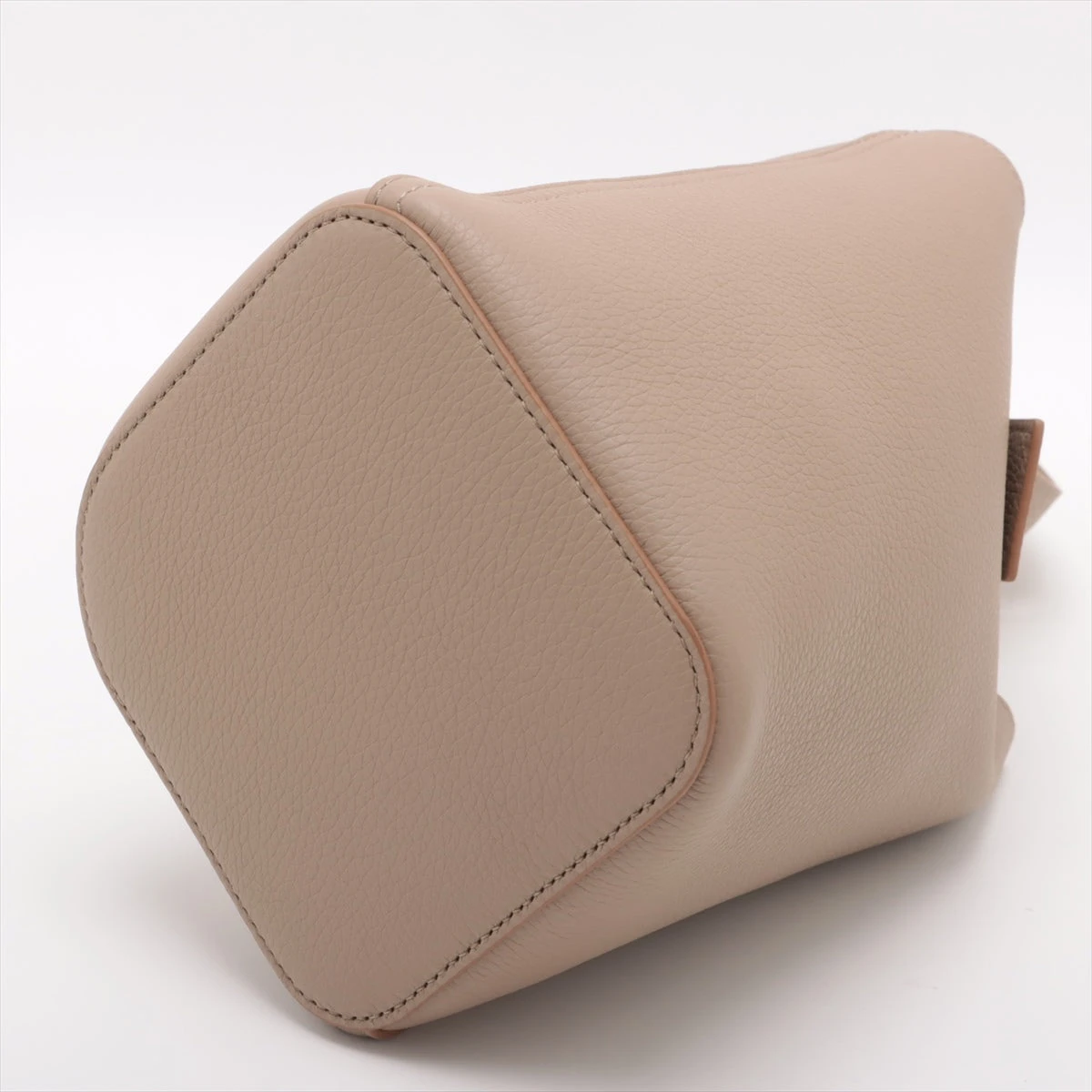 ロエベ ペブル バケットバッグ ミニ ショルダーバッグ ベージュ レザー LOEWE ぺブルバケットミニバッグ｜トゥモローランド 公式サイト