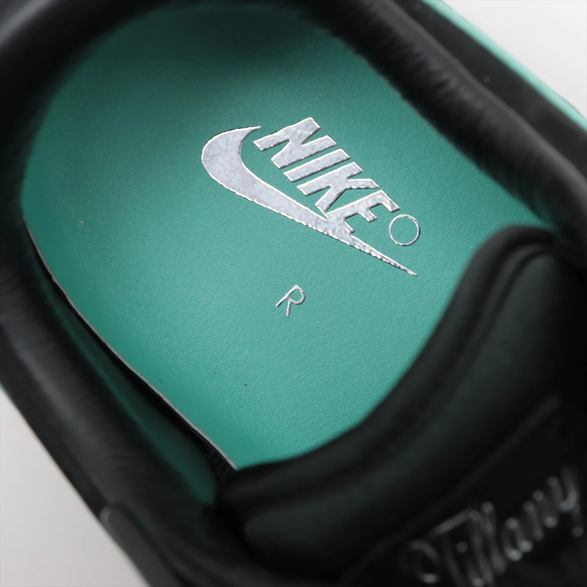 Nike Air Force 1 ティファニーブルーのロゴが大人気! 関送料込 ☆NIKE☆送関込☆ティファニーブルーを彷彿する話題のAF1☆