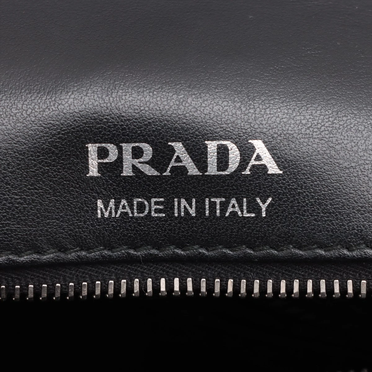 PRADA プラダ　ブラック レザーポーチ　シルバーロゴ　ダイアグラム PRADA（プラダ）の「Prada - ダイアグラム ショルダーバッグ