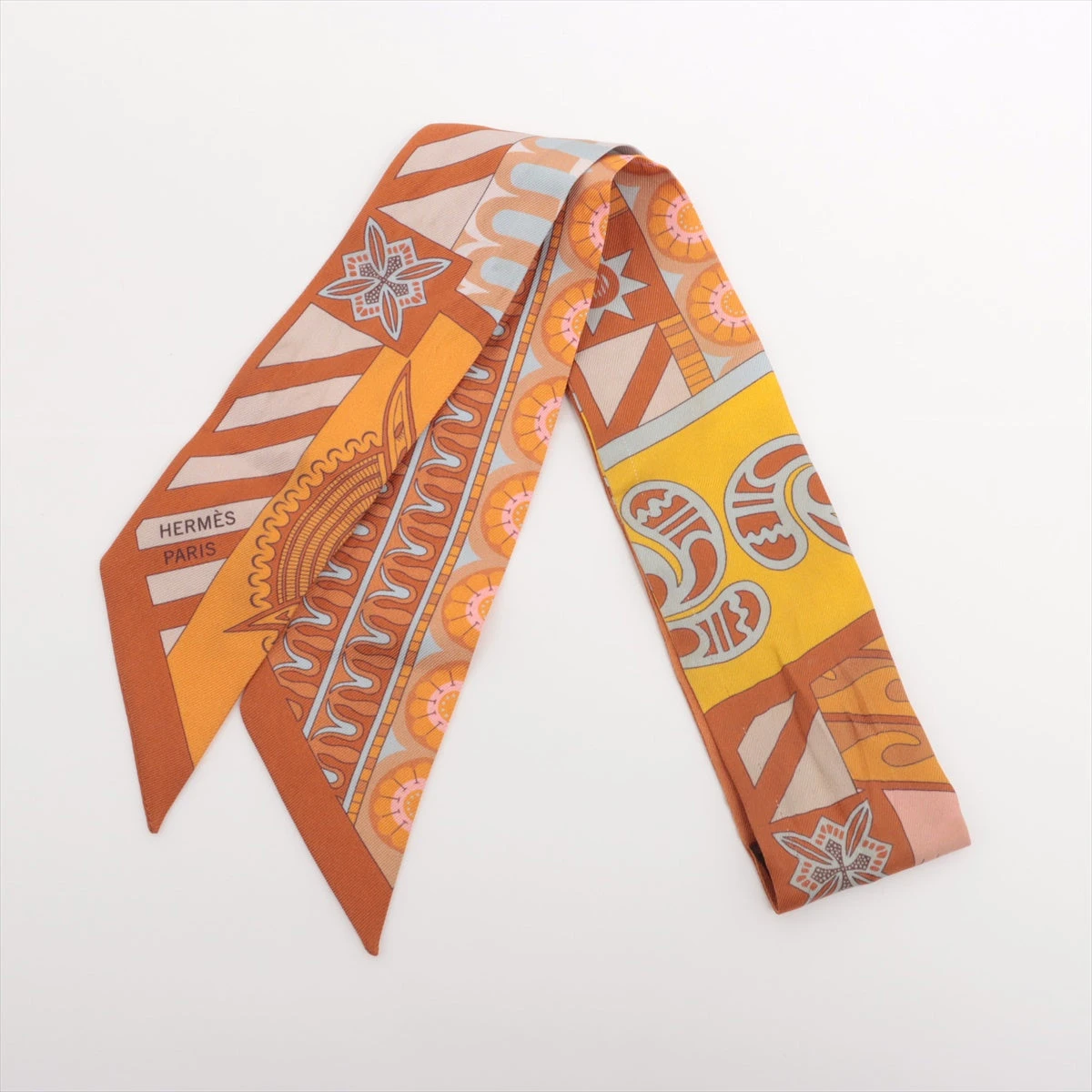 HERMES ツイリー　シルク100% イエロ幾何学模様 エルメス ツイリー GEOMETRIE CRETOISE クレタの幾何学 ツイリー