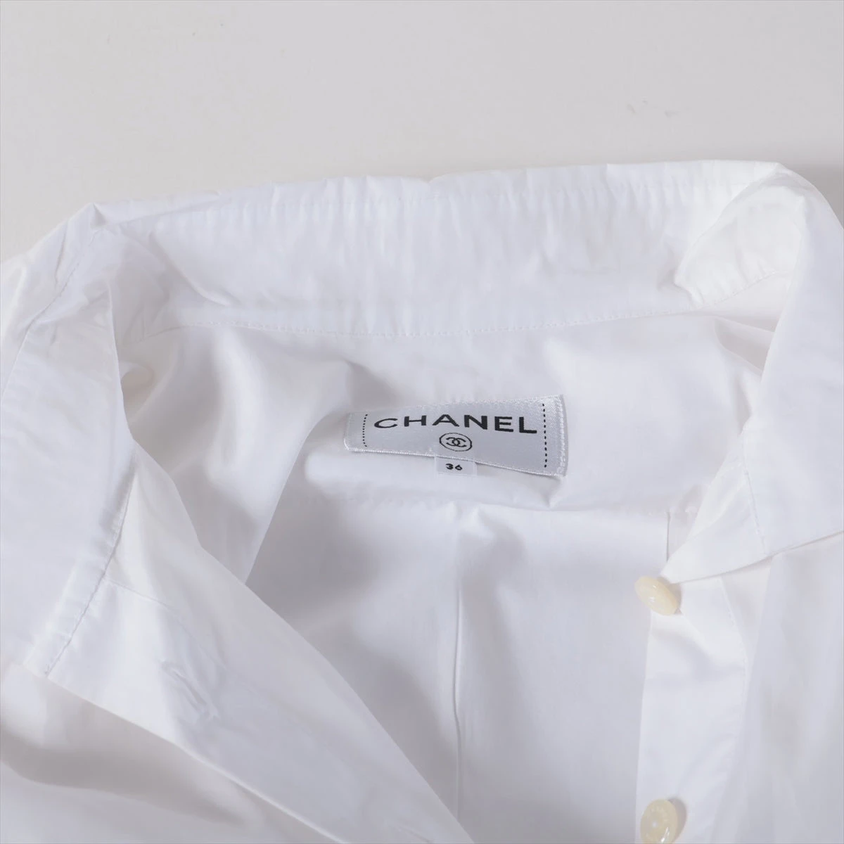 CHANEL ロゴ入りボタン長袖トップス 36 中古・古着通販】CHANEL (シャネル) コマークボタン 長袖シャツ