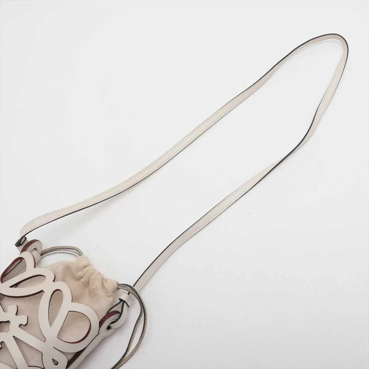 ロエベ アナグラム カットアウト ポケット レザー ショルダーバッグ