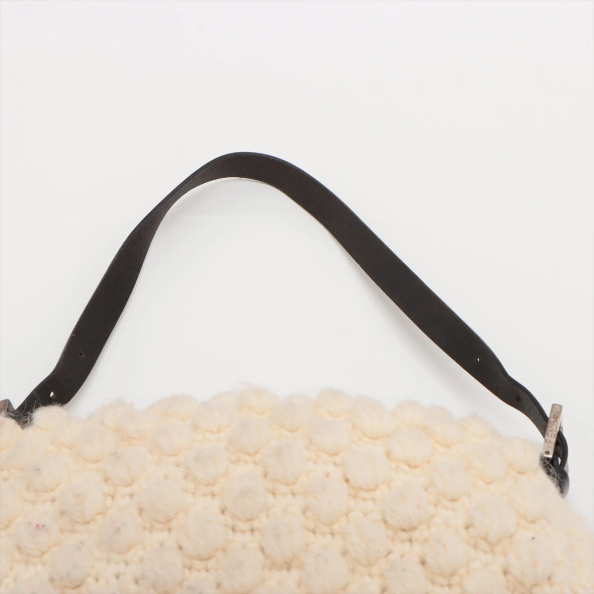 Fendi アイボリー ニットマンマ バケット フェンディ】25年の時を経て復活！小脇に抱えてもサマになる