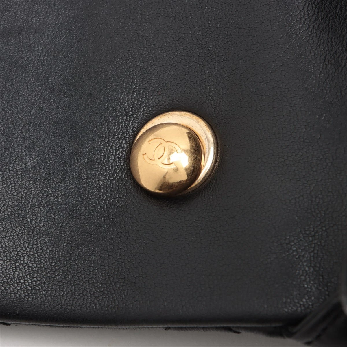シャネル マトラッセ ラムスキン チェーンショルダーバッグ ロゴ入り
