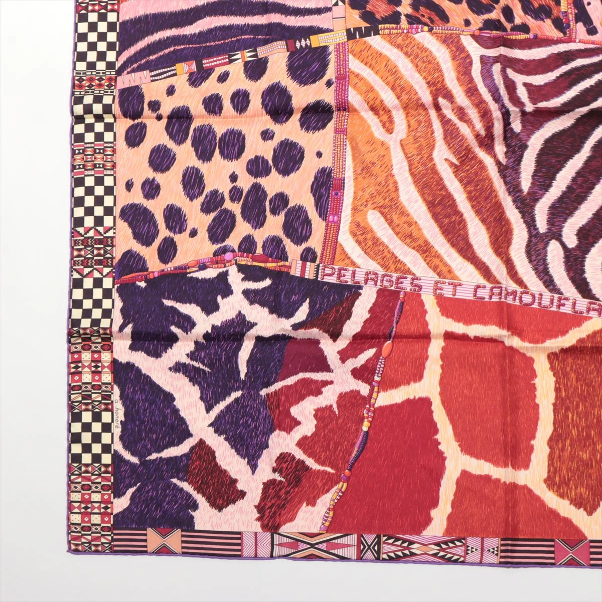 エルメス　スカーフ 90cm 人気柄 「野生とカムフラージュ」 エルメス スカーフ 90 野生とカモフラージュピンクシルク Hermes