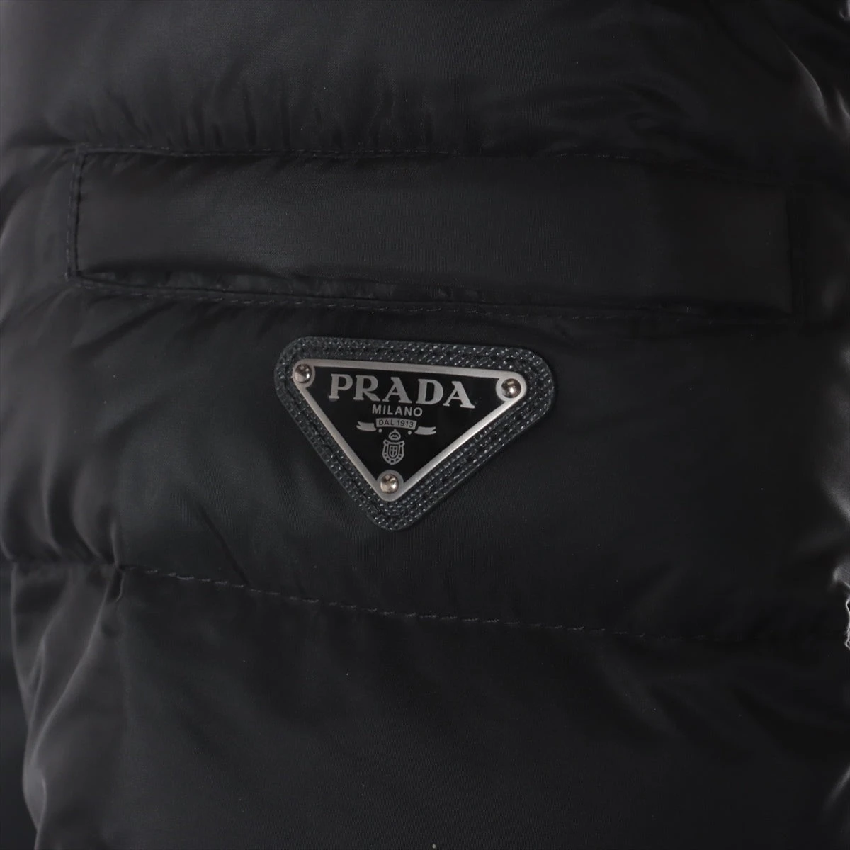 PRADA プラダ 三角トライアングル ダウンジャケット 46 ユニセックス黒 PRADA】プラダ『三角ロゴ トライアングルプレート ダウン