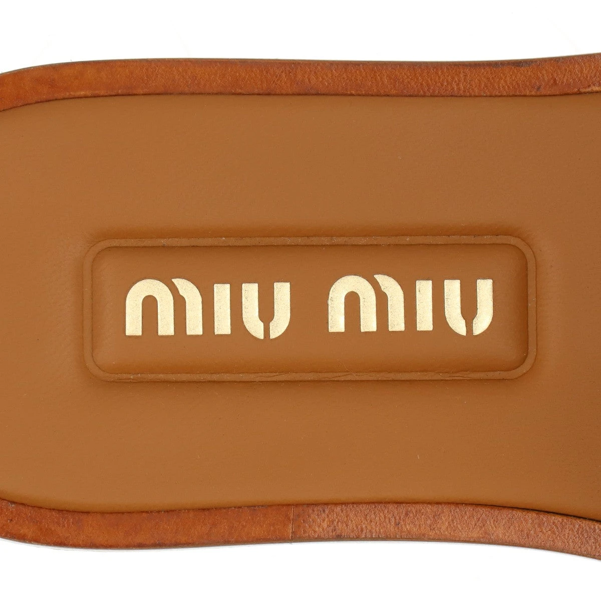【Miu Miu】ロゴ レザー トリム ラフィア サンダル ベージュ Miu Miu ラフィア サンダル | ニュートラル | FARFETCH JP