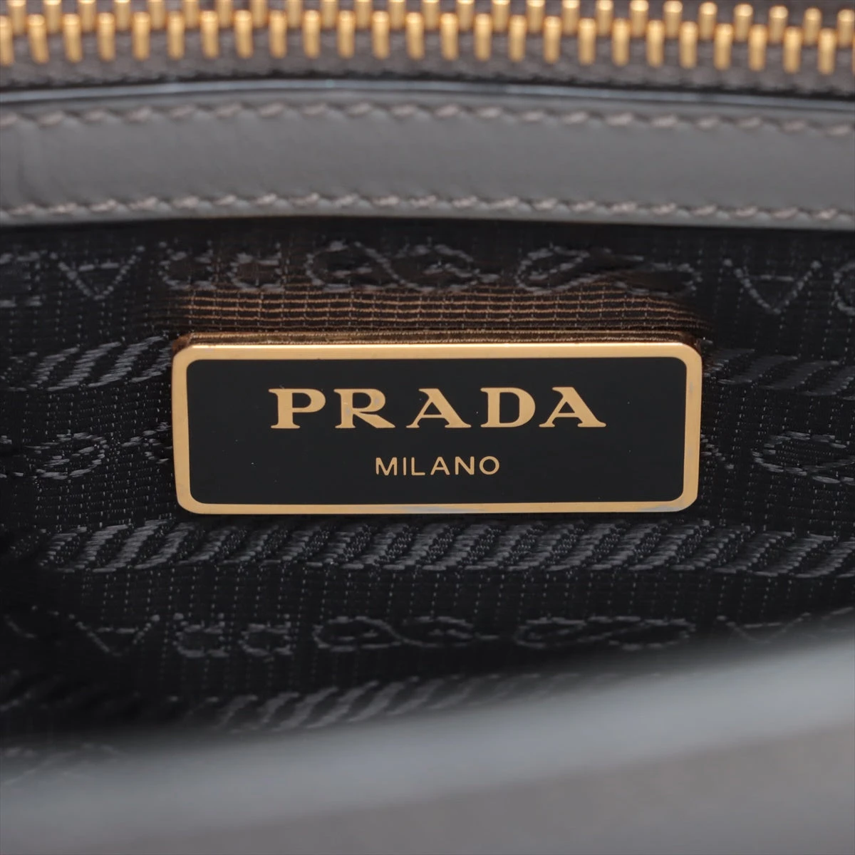 定価45万✨プラダ 2way ビジネスバッグ A4可 サフィアーノ グレー PRADA 極 美品 希少品 プラダ 三角ロゴ 金具 サフィアーノ