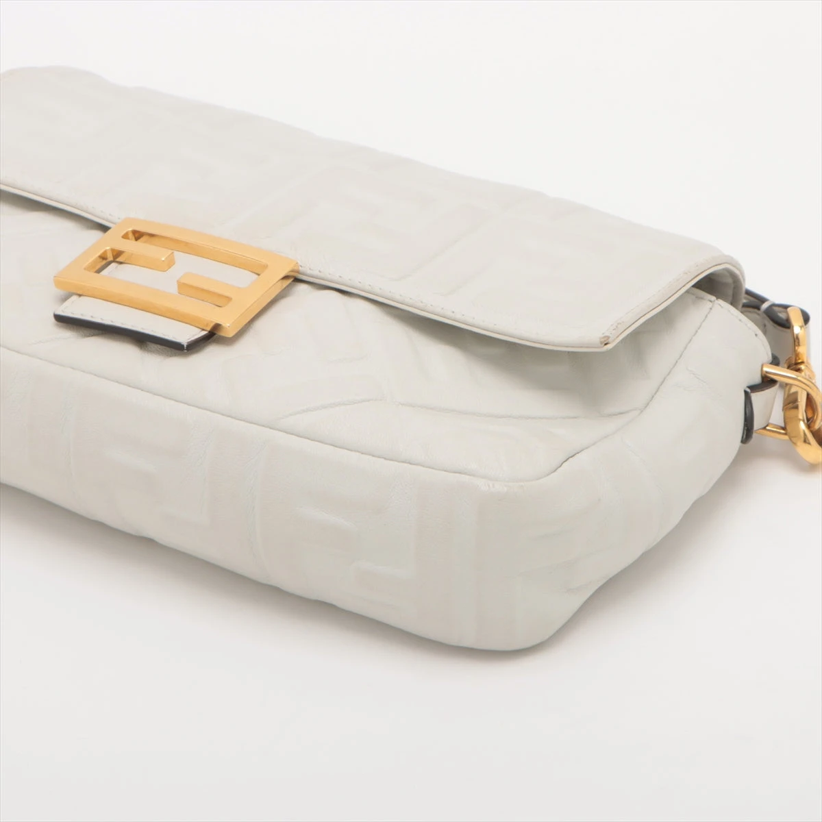 フェンディ ズッカ マンマバケット レザー ショルダーバッグ ホワイト  