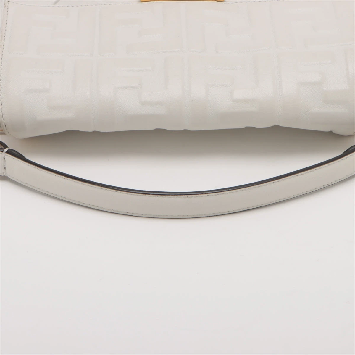 フェンディ ズッカ マンマバケット レザー ショルダーバッグ ホワイト  