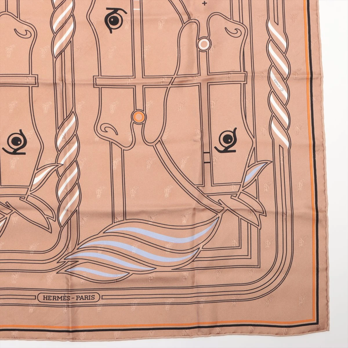 エルメス HERMES 大判 スカーフ　ポワントゥ　カドリージュ　バヤデール HERMES エルメス ツイリーポワントスカーフ TWILLY 853954S