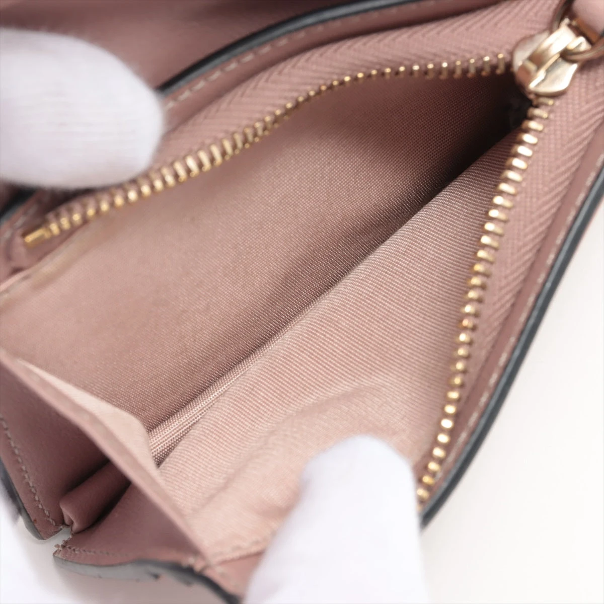 ヴァレンティノ レザー ロックスタッズ ジップ ウォレット Rockstud Grainy Calfskin Zippered Wallet for Woman in Black