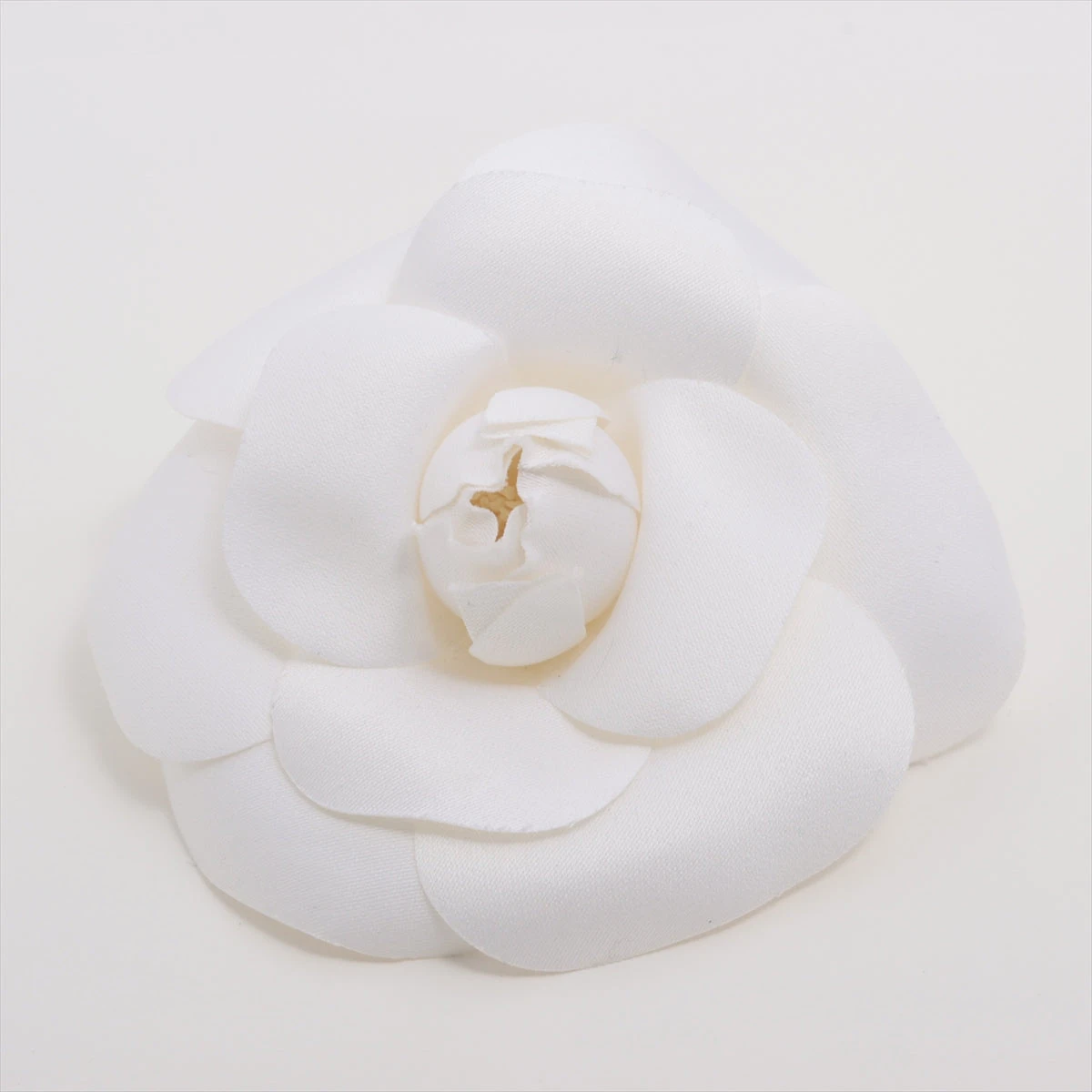 【CHANEL】カメリア・ブローチ（ホワイト） シャネル カメリア ブローチ/コサージュ｜ホワイト(白)｜中古