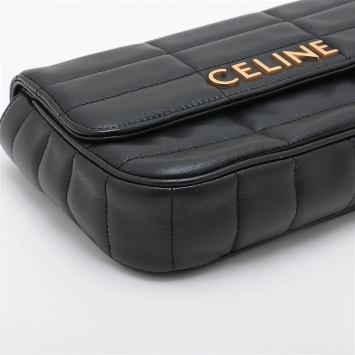 CELINE / チェーン ショルダーバッグ マトラッセ モノクローム セリーヌ新作チェーンバッグ「マトラッセ モノクローム」輝く
