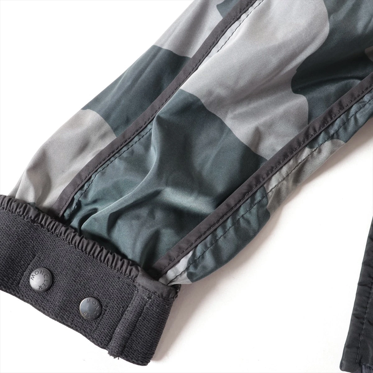 モンクレール　ネイビー ナイロンジャケット ストライプ付き モンクレール ネイビー ナイロンジャケット ストライプ付き