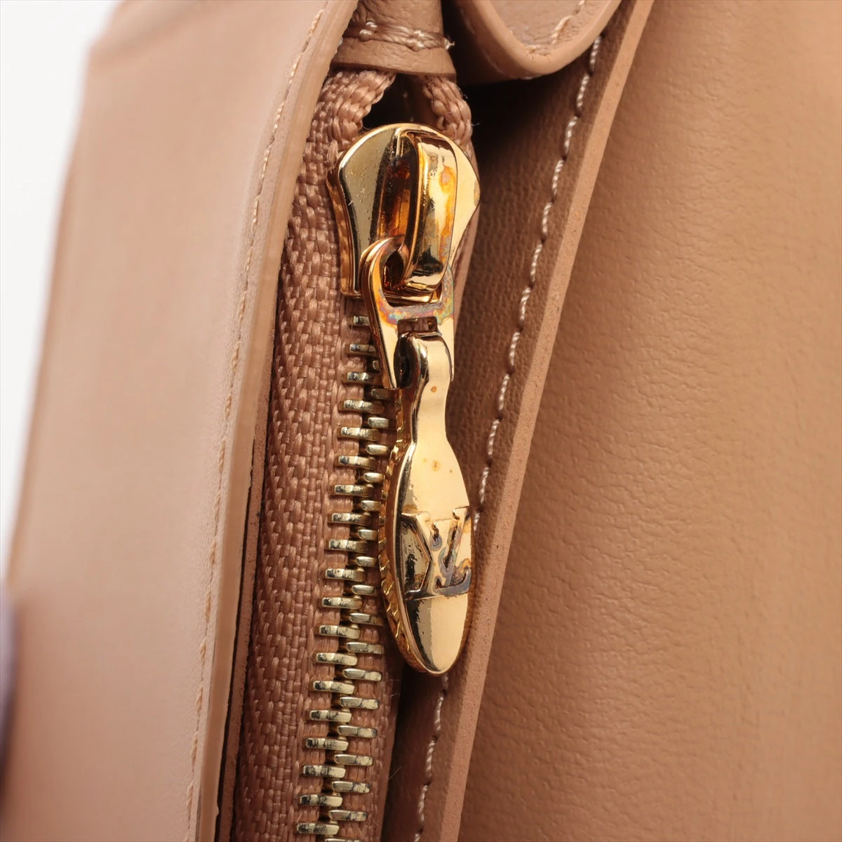 ヴィトン トリヨン LV ヴェルティカル ウォレット カプシーヌ