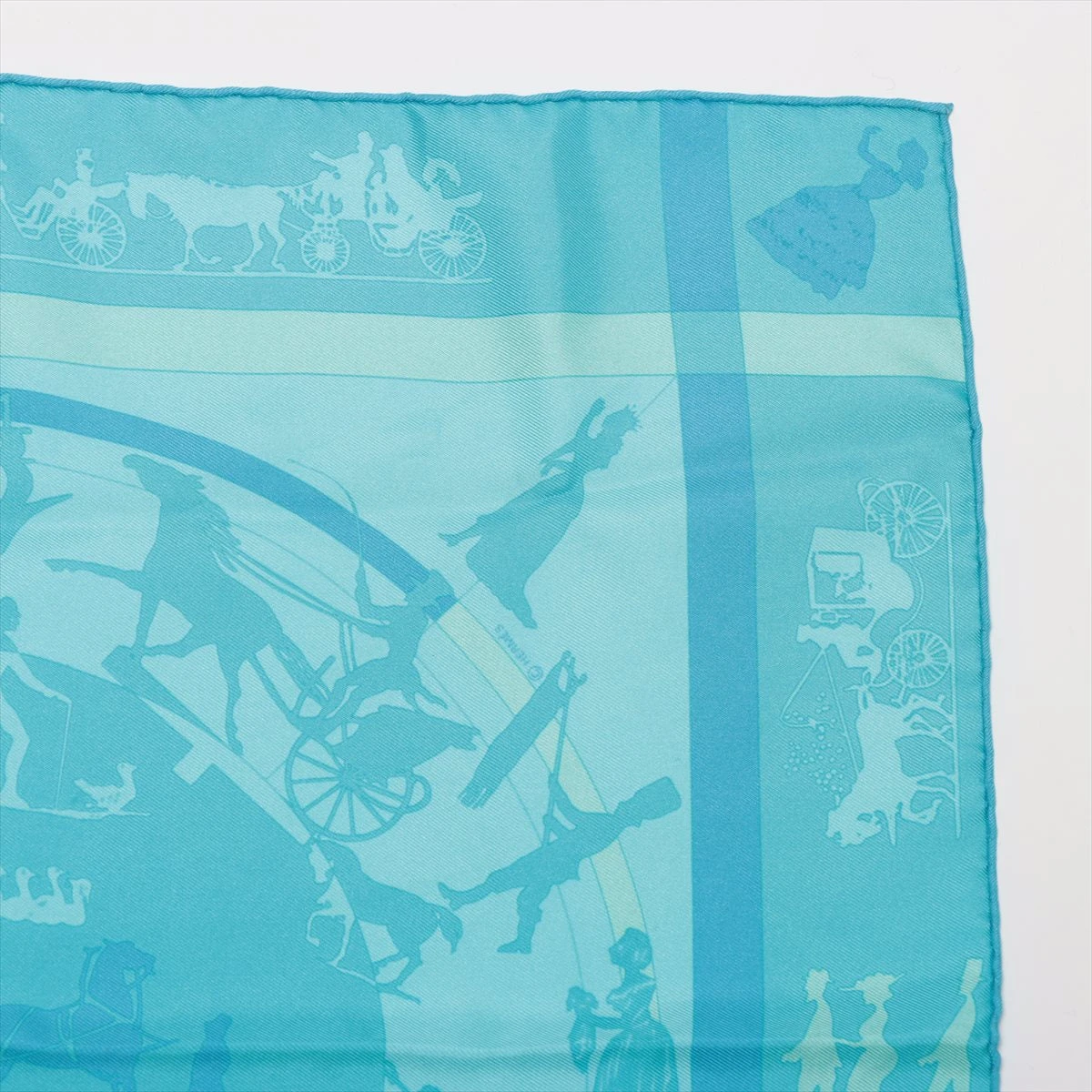 【美品】HERMES エルメス カレ 45 プチカレ JEUX D’OMBRES 美品】HERMES エルメス カレ 45 プチカレ JEUX D'OMBRES
