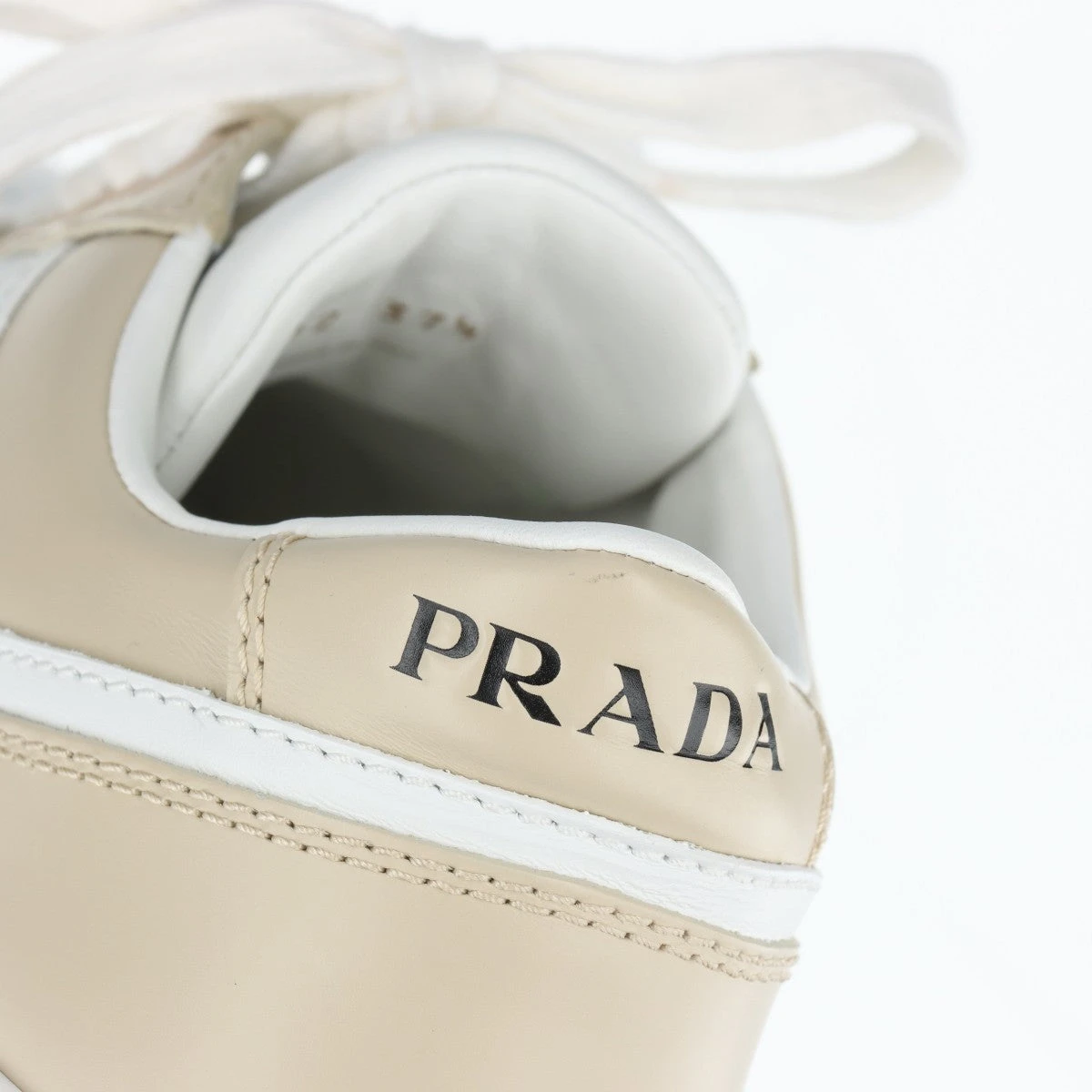 プラダ トライアングルロゴ レザー スニーカー 37.5 レディース