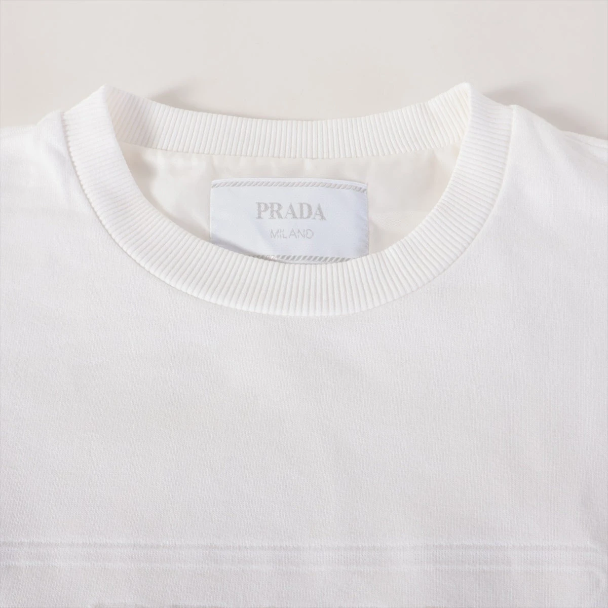 PRADA ホワイト Tシャツ エンボスロゴ 半袖 美品】PRADA プラダ 白 ホワイト Tシャツ エンボスロゴ - メルカリ
