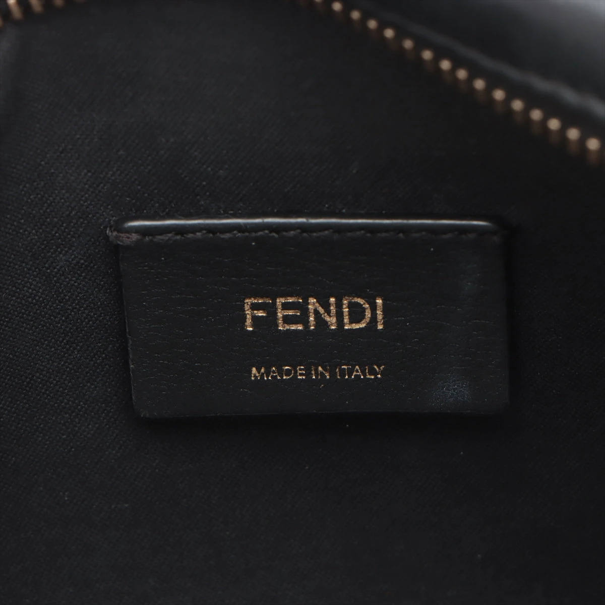 t36【美品】フェンディ　ズッカ　エンボス　ブラック　レザー　ボディバッグ フェンディ ズッカ キャム レザー ショルダーバッグ ブラック×ブラウン