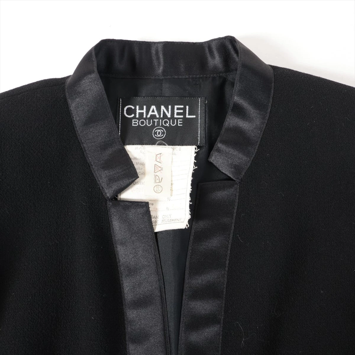 シャネル CHANEL カメリアボタン ノーカラージャケット セットアップ スーツ 衣料品 ウール シルク レディース ブラック系 P28391 【中古】 シャネル CHANEL スーツ カメリアボタン ノーカラージャケット