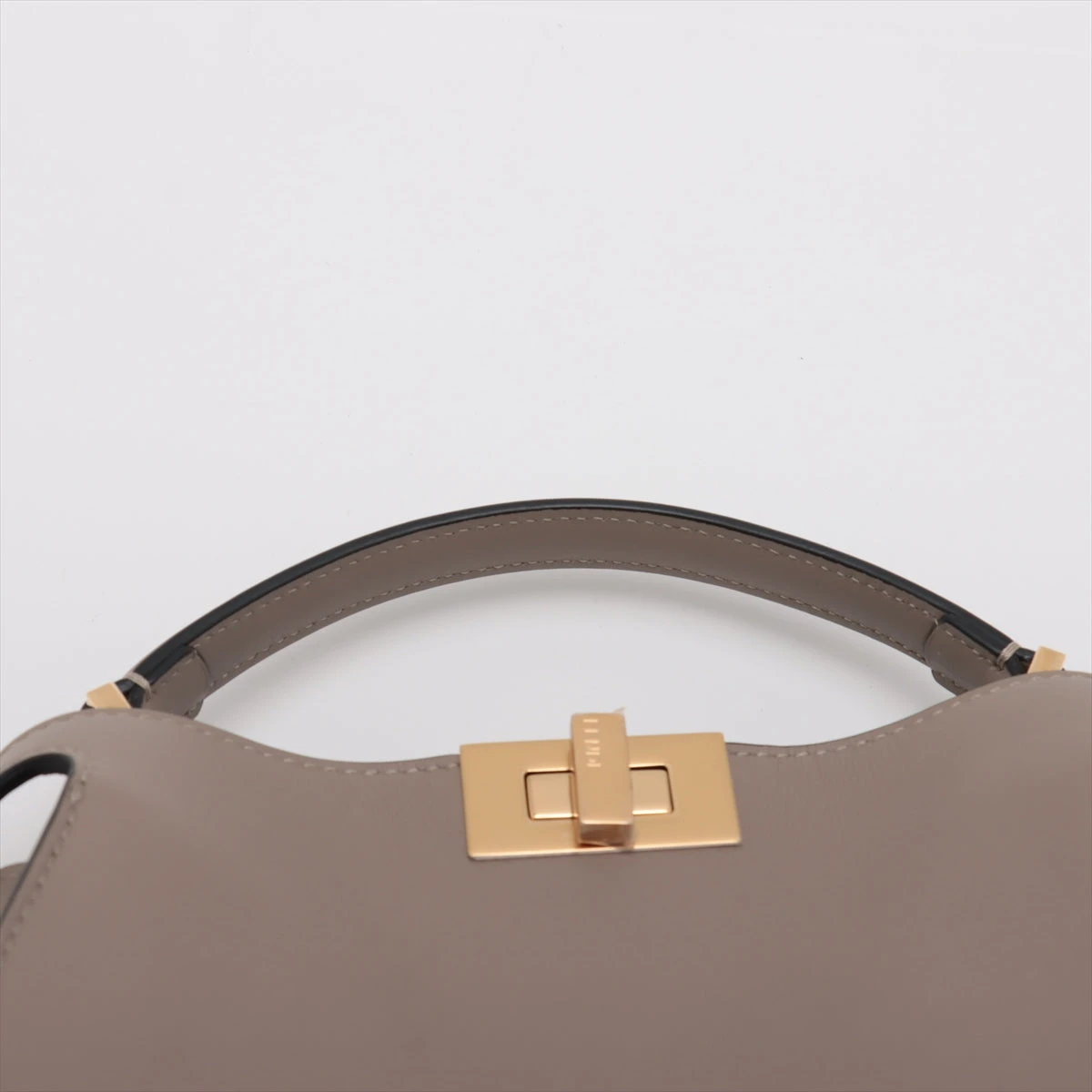 FENDI フェンディ ピーカブー エッセンシャリー ハンドバッグ 2way PEEKABOO フェンディFENDI ピーカブーエッセンシャリー 2WAY