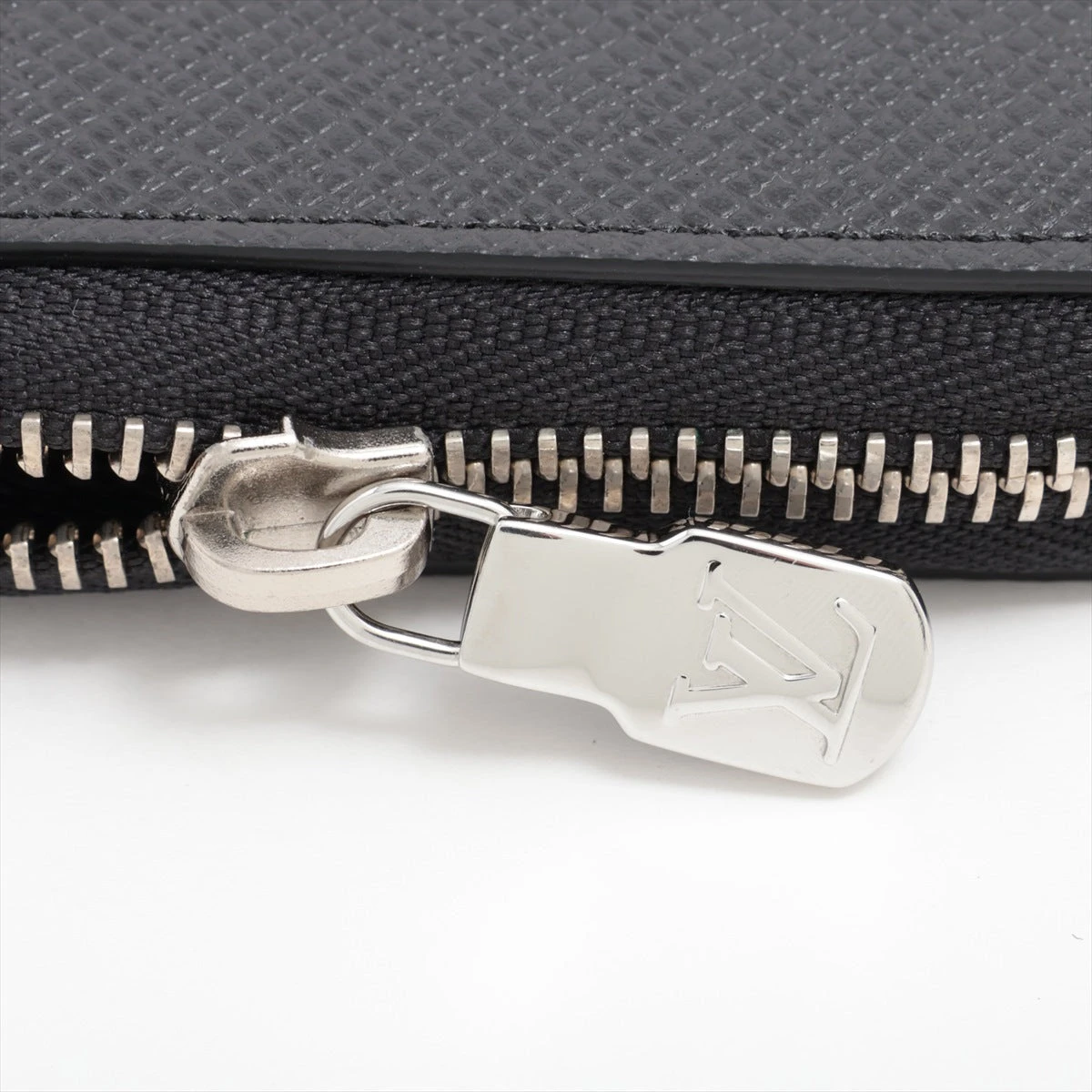 ヴィトン タイガ ジッピーウォレットホリゾンタル M31071 ノワール