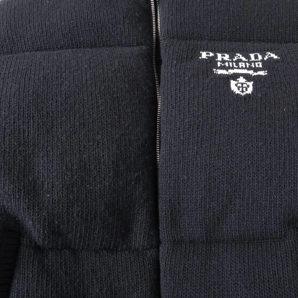 PRADA 秋冬人気 ダウンジャケット 上質ウール＆カシミヤ 黒 ロゴ 67811c8c66442.webp