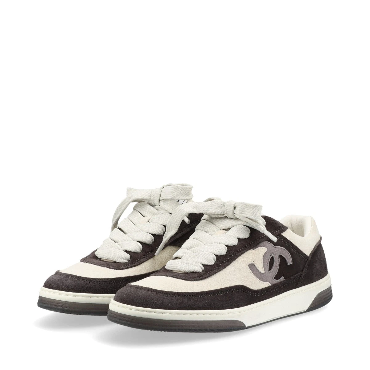 CHANEL グレー スエード スニーカー Iconic Authentic Chanel Gray Suede White Leather CC Logo