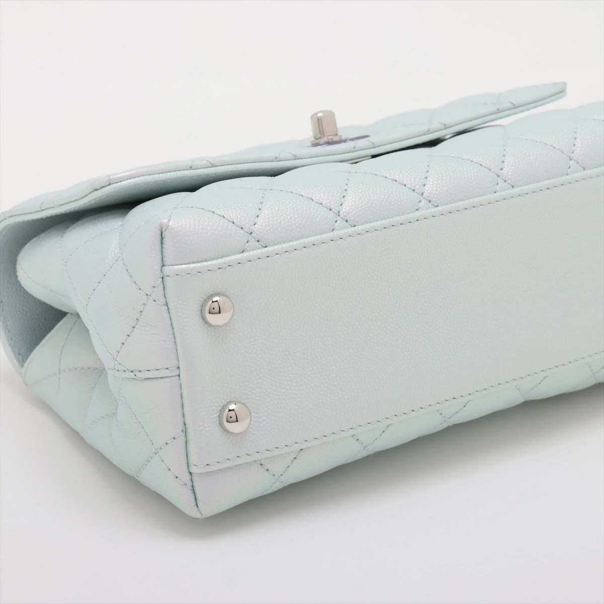 美品♡ココロアのタッパー 滑らかな黒い台紙に白文字をシンプルにレイアウトした