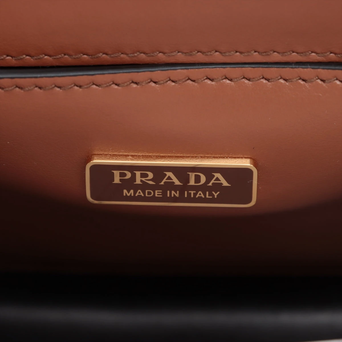 プラダ エンブレム レザー ショルダーバッグ ブラウン 1BD340