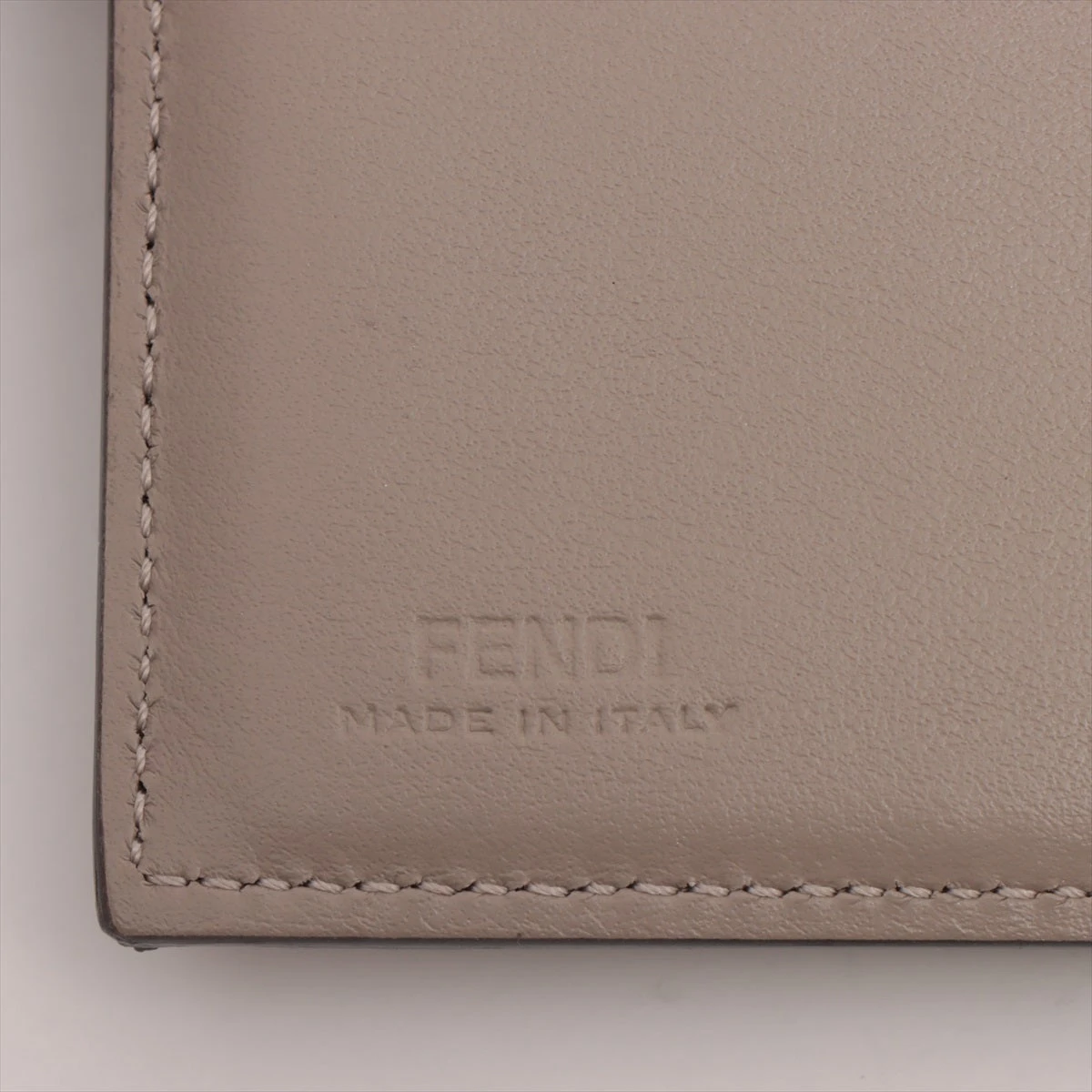 フェンディ　折り財布　FFダイヤモンドウォレット　グレー　ベージュ FFダイヤモンド財布 レザー グレー | Fendi